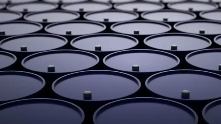 Oil prices fall by more than 2.5% in world markets