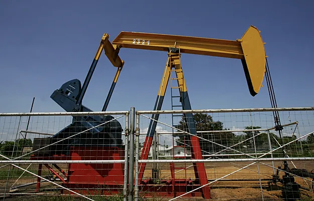 Venezuela Shuts Down Oil Wells Under Trump’s Blockade