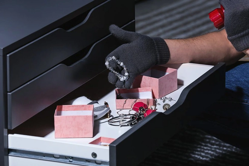 Theft of 10,000 manats from houses in Sabunchu and Binagadi