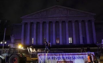 Farmers Enter French Ministry of Agriculture Grounds