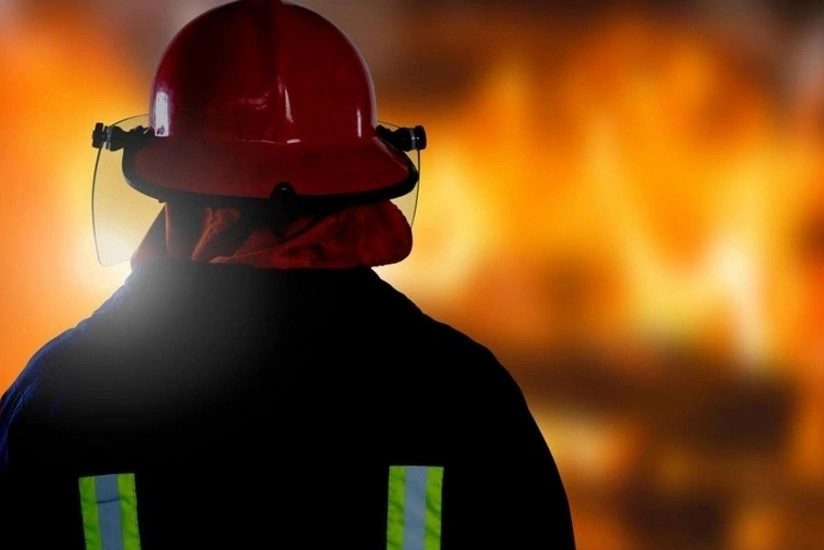 Fire breaks out in a multi-story residential building in Baku