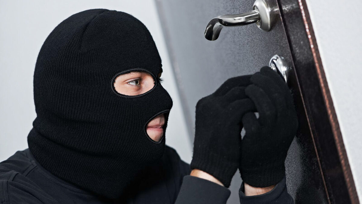 Thieves Detained for Burglaries in Homes