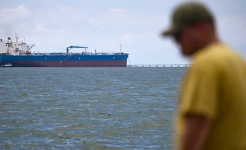 “Bloomberg”: Tankers carrying Russian oil remain at sea after India refuses supply