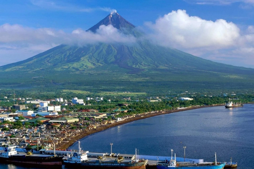 Strong earthquake hits the Philippines