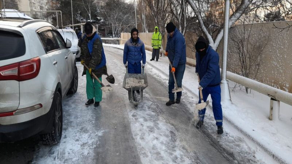 Snow cleaning is carried out in Baku since yesterday