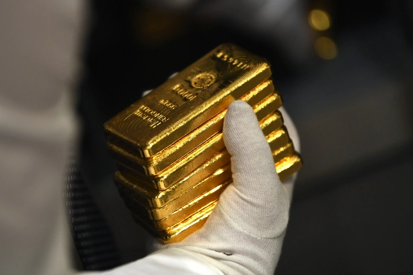 Gold futures price falls below $4,850 per ounce