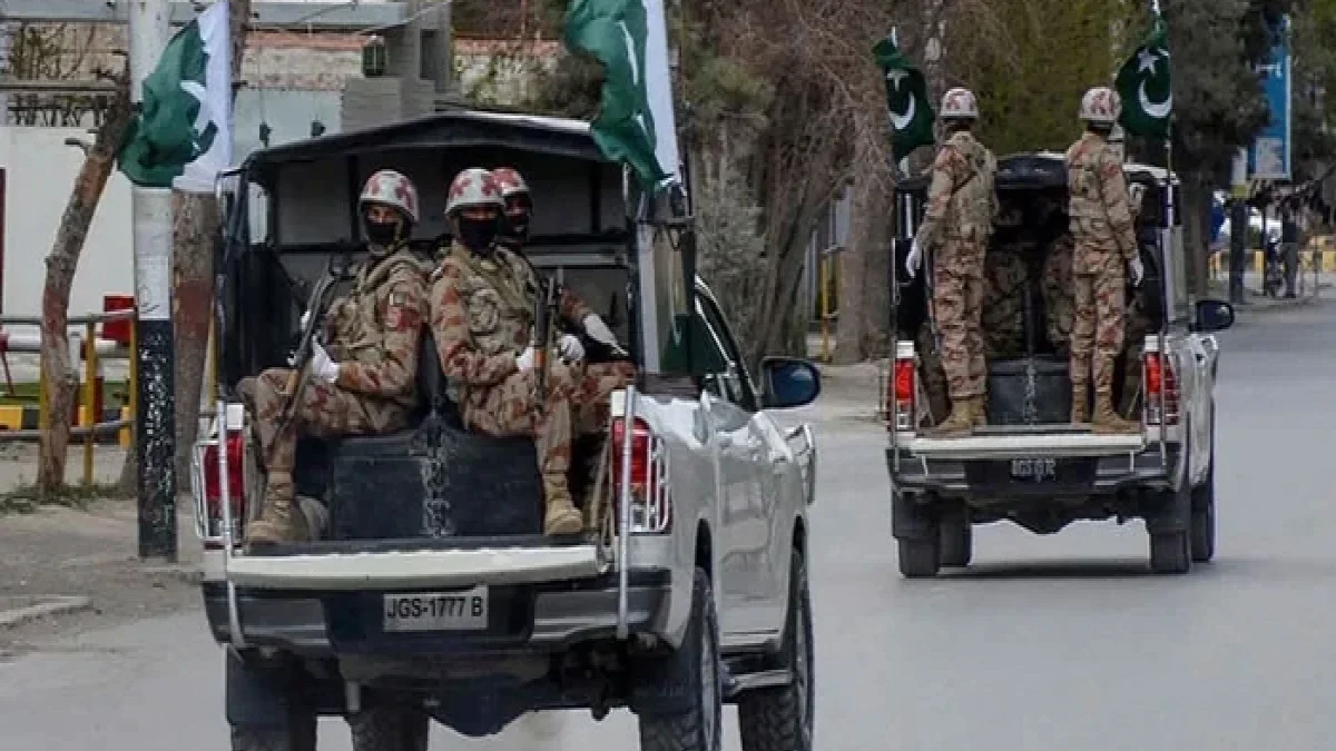 10 police officers killed in attacks in Pakistan