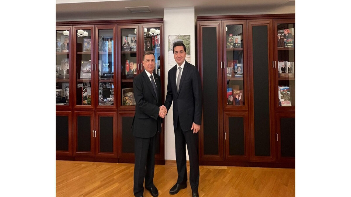 Hikmat Hajiyev discusses strategic cooperation with the Ambassador of Turkmenistan