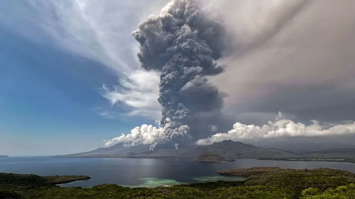 Volcanic eruption occurs in Indonesia