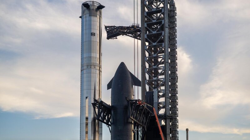 SpaceX Plans Uncrewed Lunar Landing in 2027