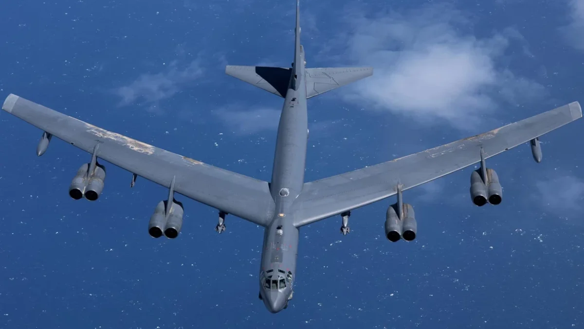 US bomber aircraft arrive at base in England