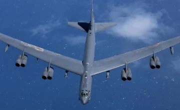 US bomber aircraft arrive at base in England