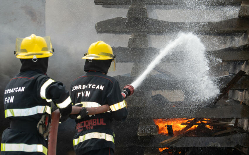 Car crashed into an object and burned in Salyan