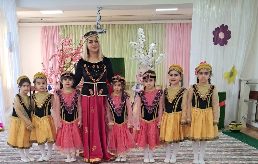 A unique move by the teacher: Became “Bahar qızı” and delighted the children