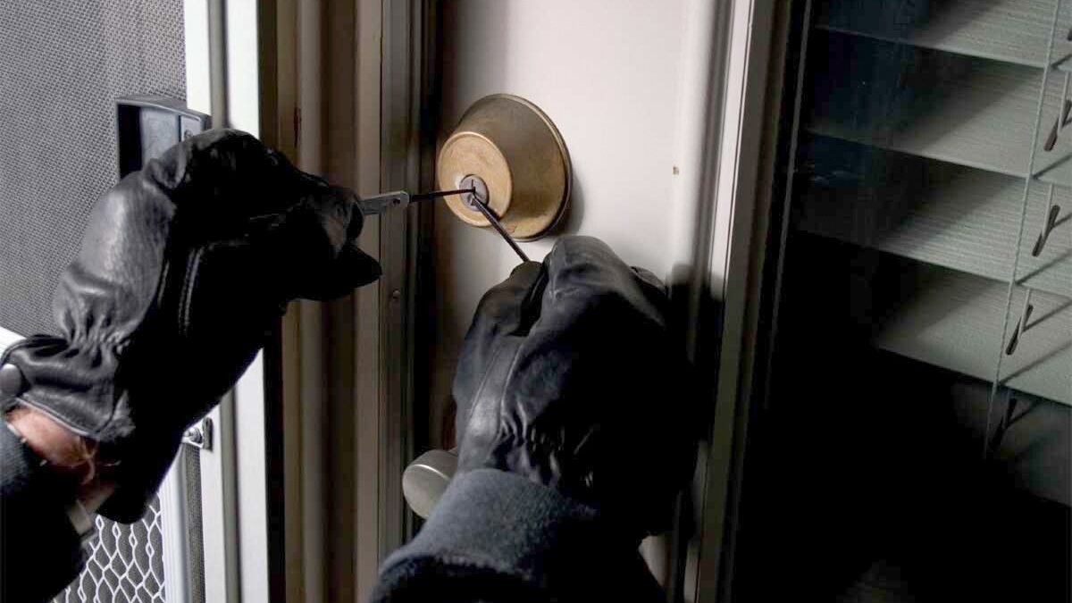 Persons stealing from houses in the capital have been detained