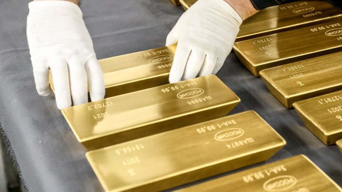 Gold price in commodity markets exceeded $4,500