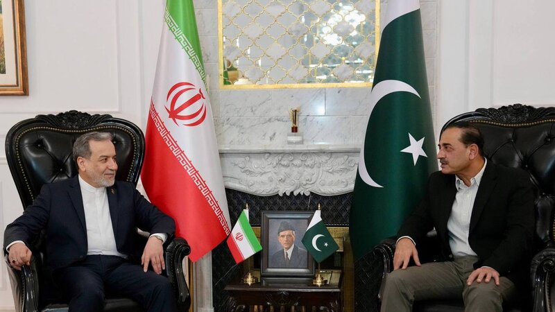 Abbas Araghchi met with the commander of the Pakistan Army