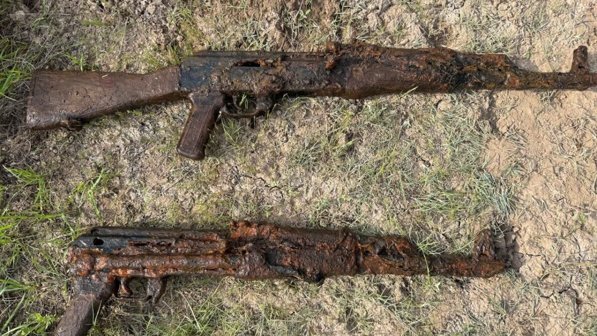 Two automatic weapons found in a water canal in Saatli