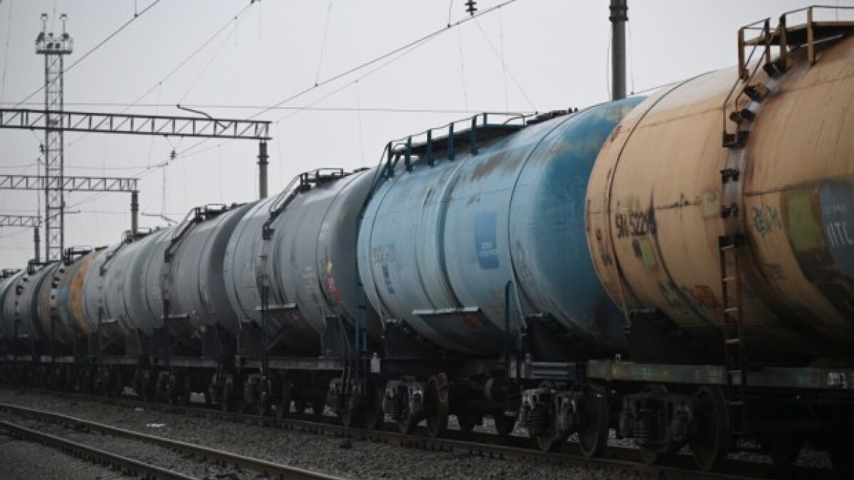 Azerbaijan sends 887 tons of diesel to Armenia