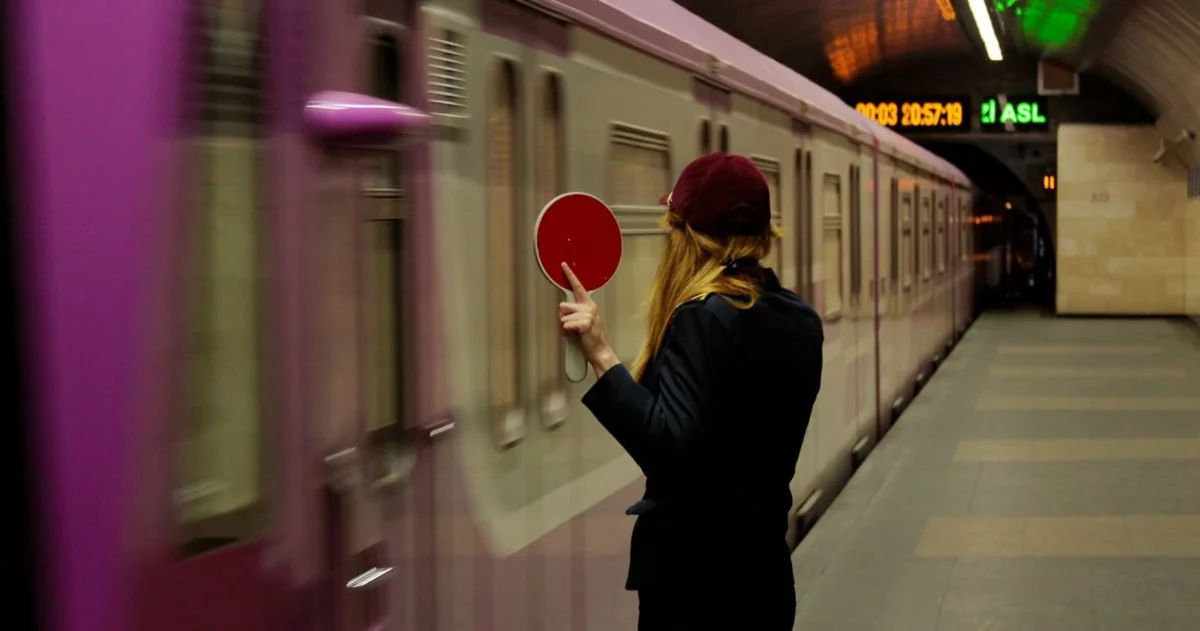 Passenger who fell onto the tracks at “28 May” station has died