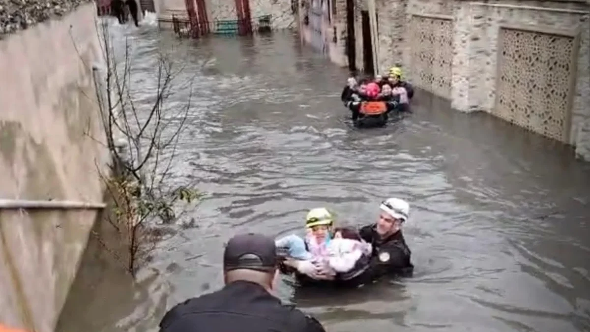 MES evacuates residents from flooded areas in Keşlə