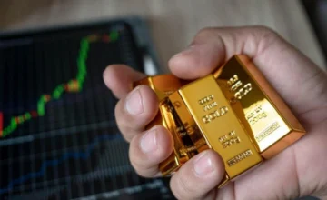 Gold prices slightly decreased in commodity markets, while silver has become more expensive