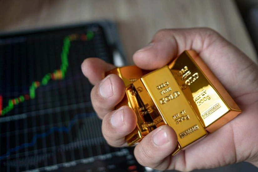 Gold prices slightly decreased in commodity markets, while silver has become more expensive