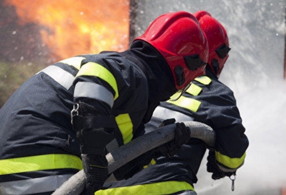 Fire breaks out in a residential building in Baku