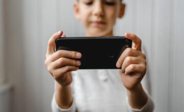 Smartphone use to be banned in schools in England