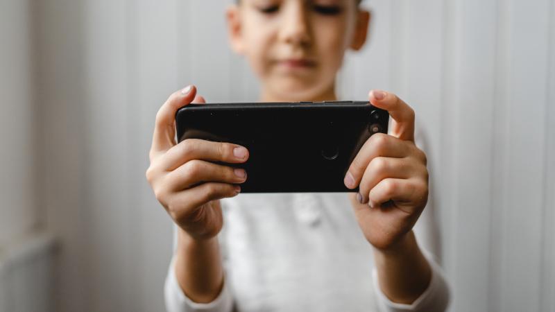 Smartphone use to be banned in schools in England