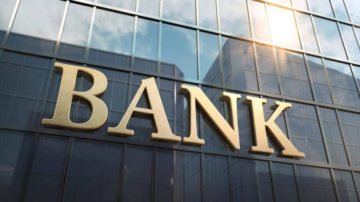 List of banks and currency exchange offices operating during holidays announced