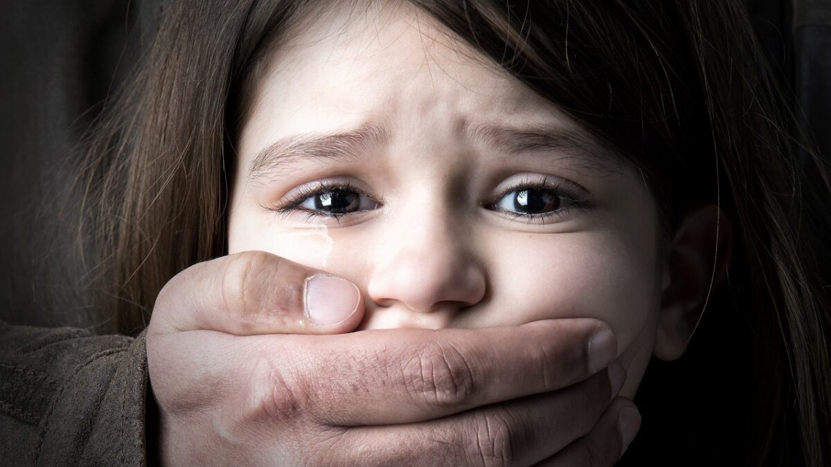 Fines to be imposed for failure to report signs of violence detected in children