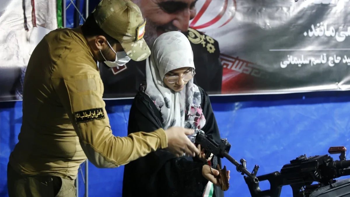 Weapons training for the public is being held in the squares of Iran: War preparations