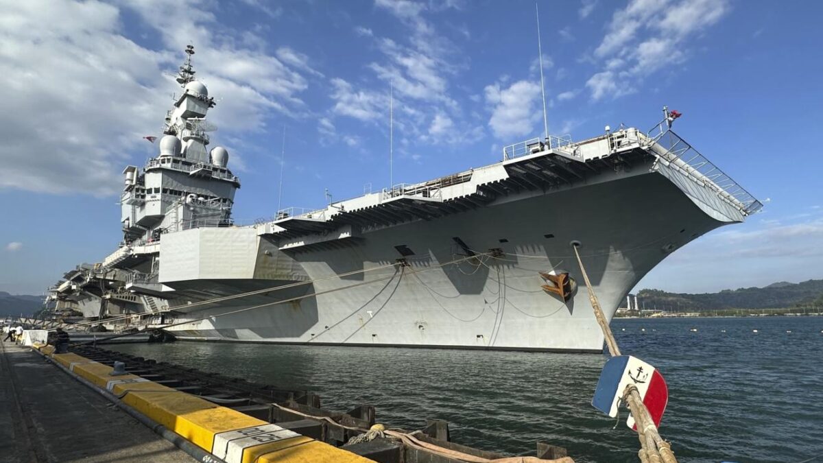 France’s “Charles de Gaulle” aircraft carrier has entered the Red Sea