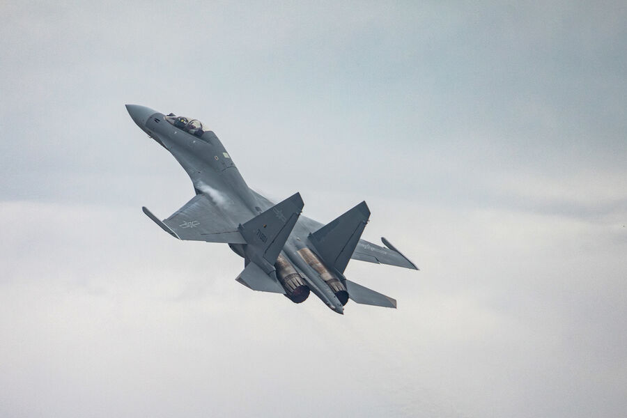 China demonstrates power in disputed waters with Russian fighter jets