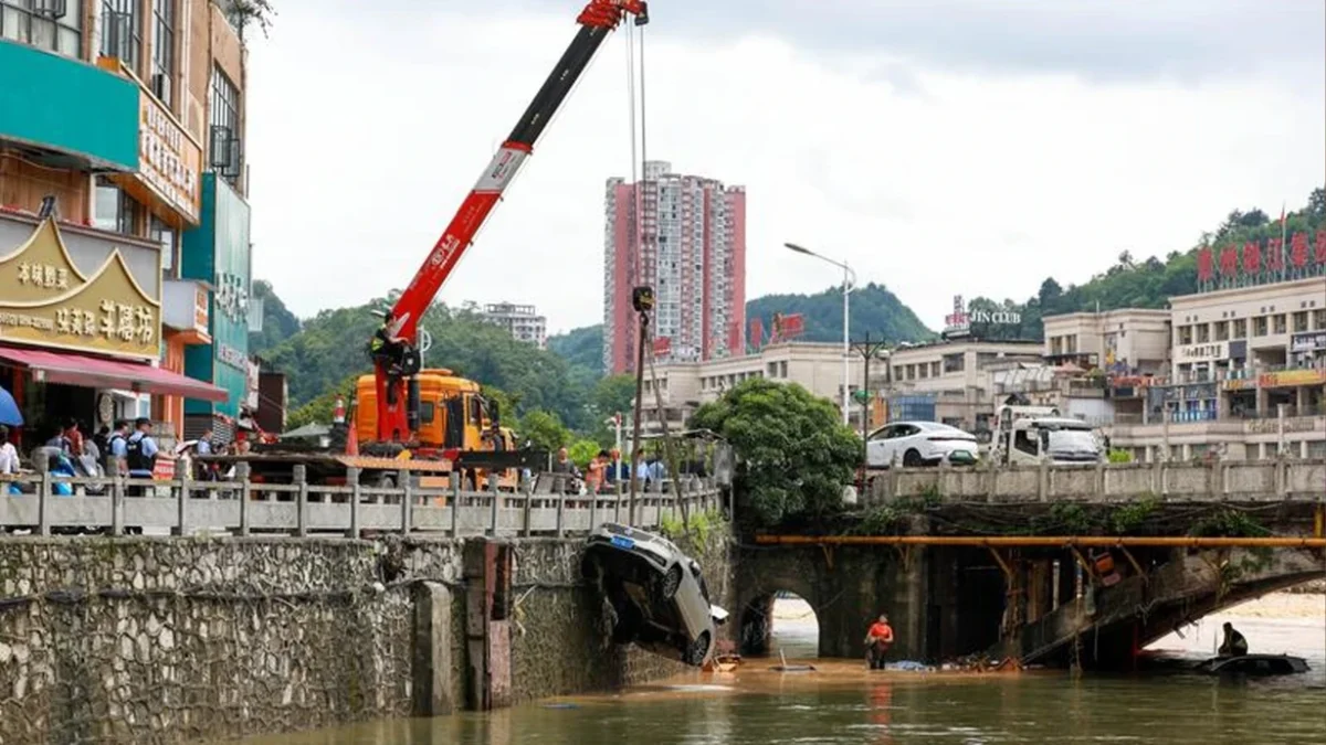 Thousands evacuated after flood warning in China