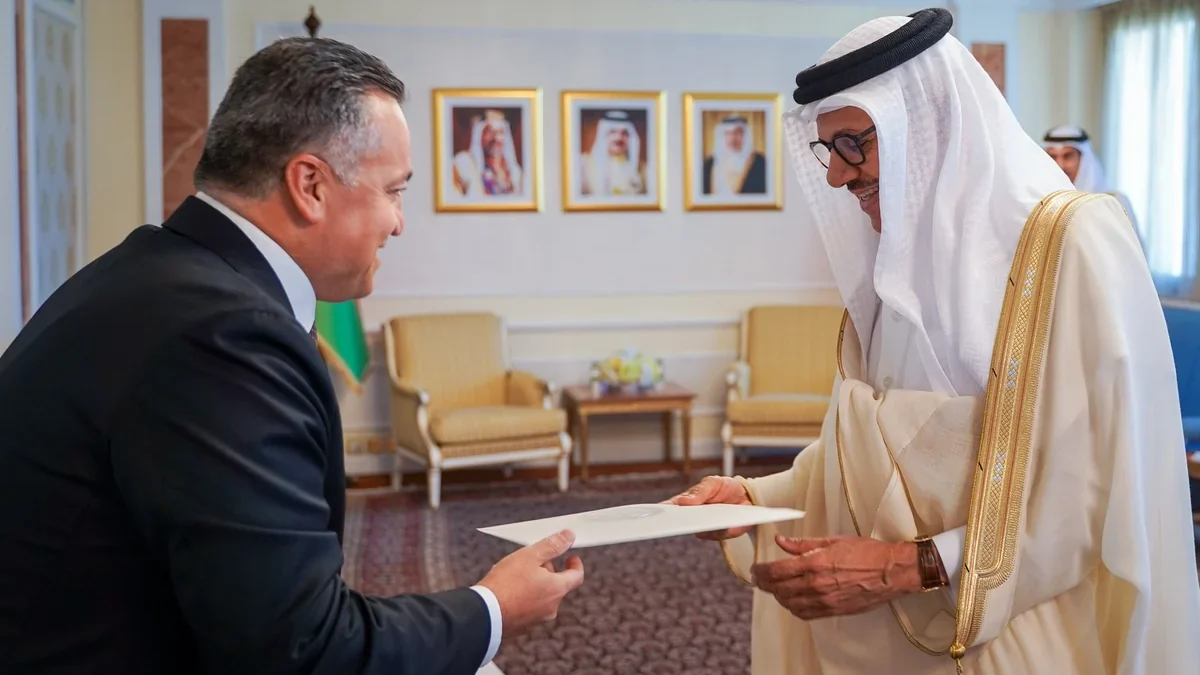 Azerbaijani ambassador presents copy of credentials to Bahrain’s Foreign Minister