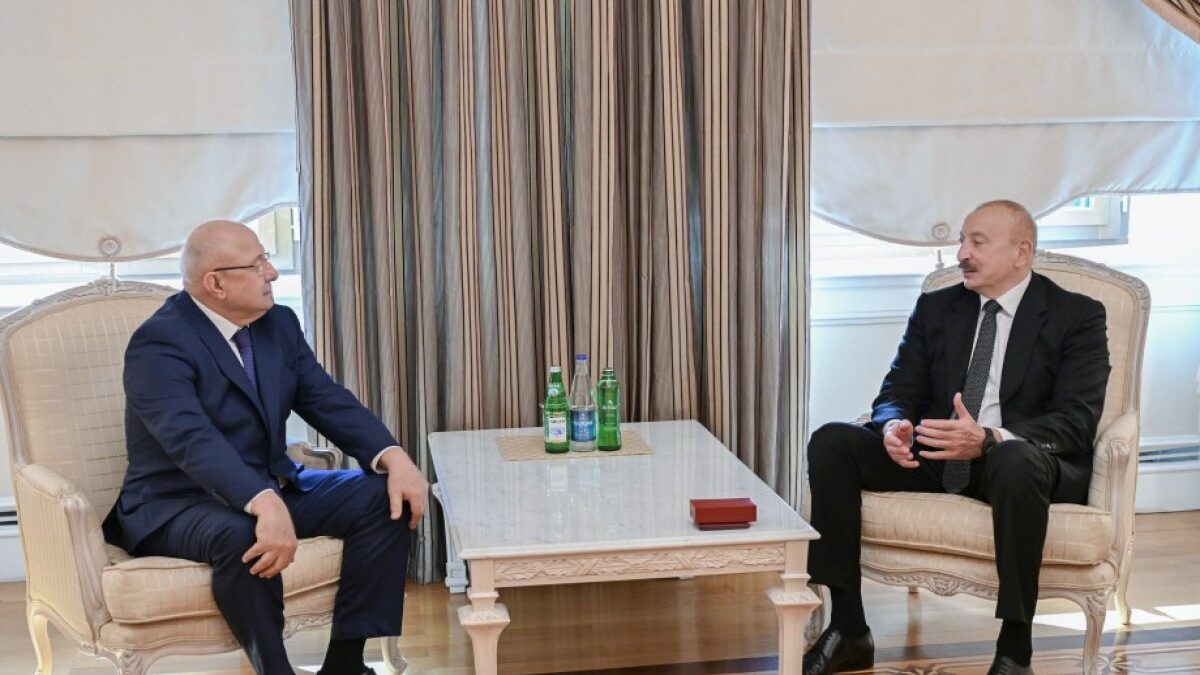 President presents the “Dostlug” (Friendship) Order to prominent public and political figure of Dagestan Gurban Gurbanov