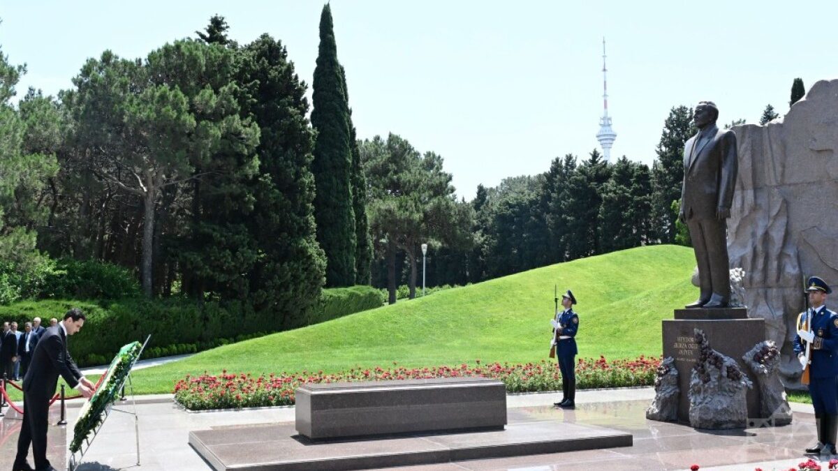 Serdar Berdimuhamedov visited the grave of National Leader Heydar Aliyev