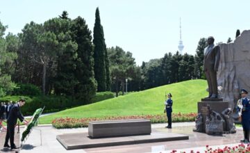 Serdar Berdimuhamedov visited the grave of National Leader Heydar Aliyev