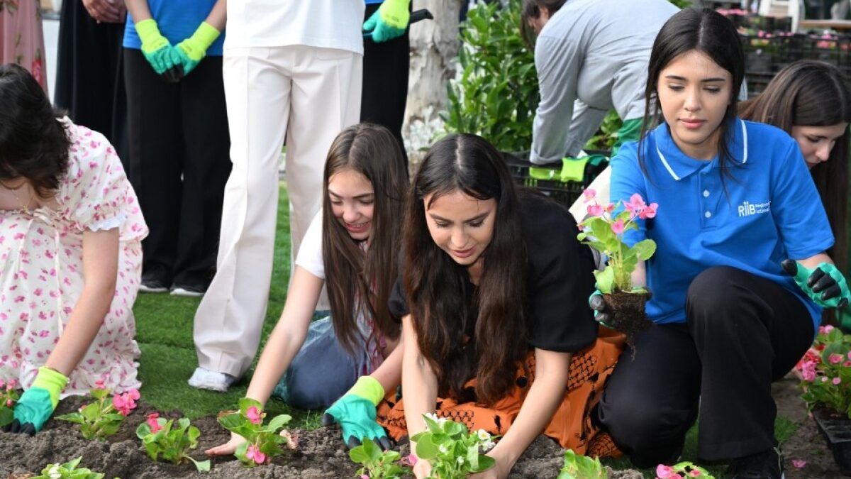 Leyla Aliyeva and Arzu Aliyeva participated in the seasonal flower planting campaign at Baku Boulevard – PHOTO