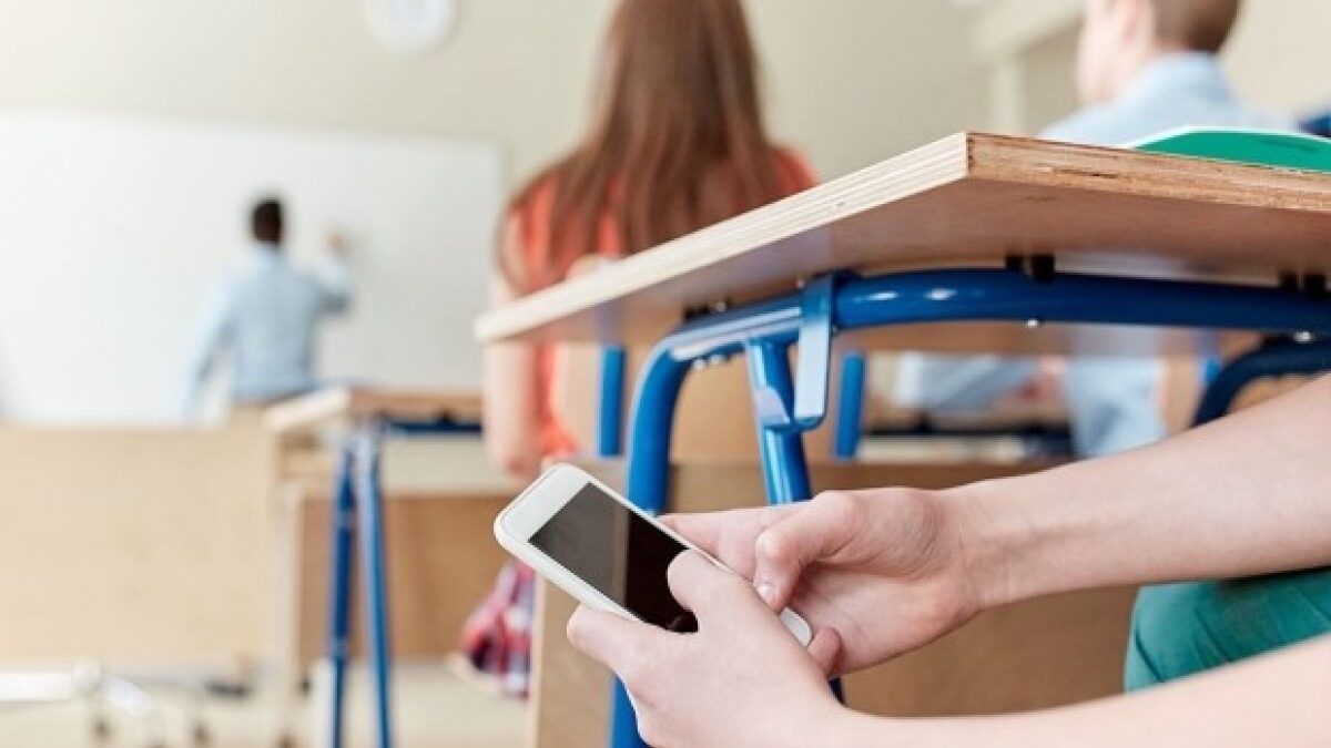 The use of mobile phones and electronic devices by students during class hours has been prohibited