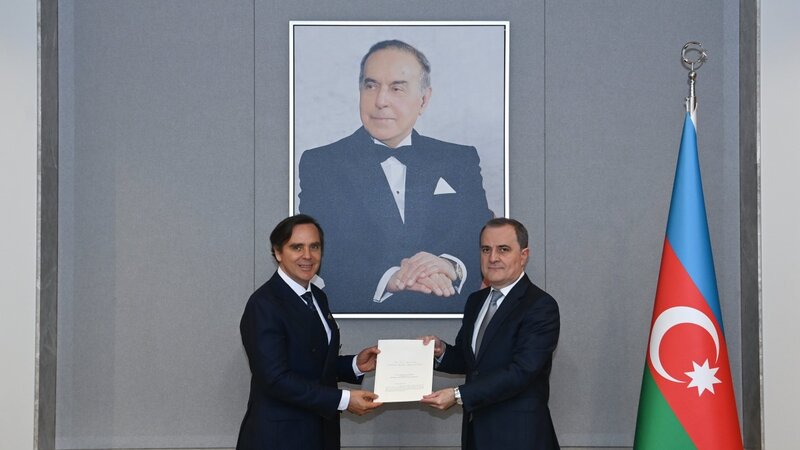 Jeyhun Bayramov received a copy of the credentials of the new ambassador of Brazil