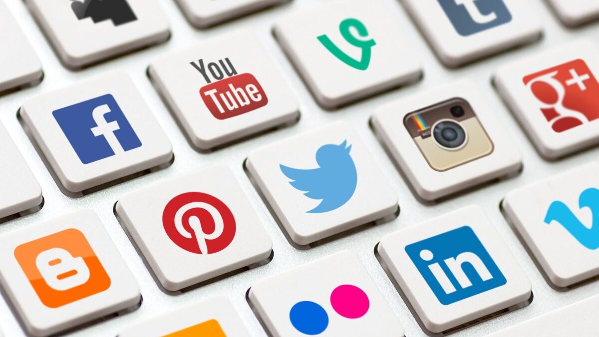 Fines are being established for violations of requirements related to the operation of social media platforms with age restrictions