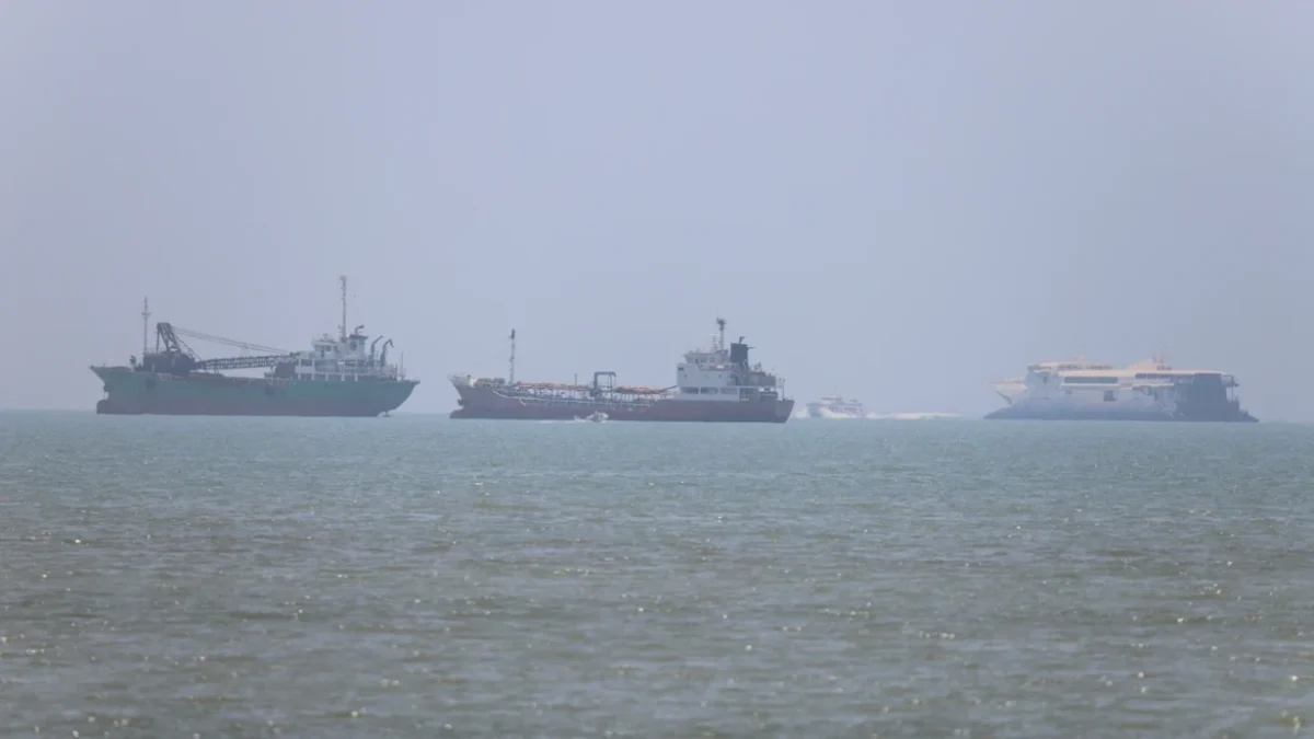 Iran announces conditions for ships wishing to pass through the Strait of Hormuz