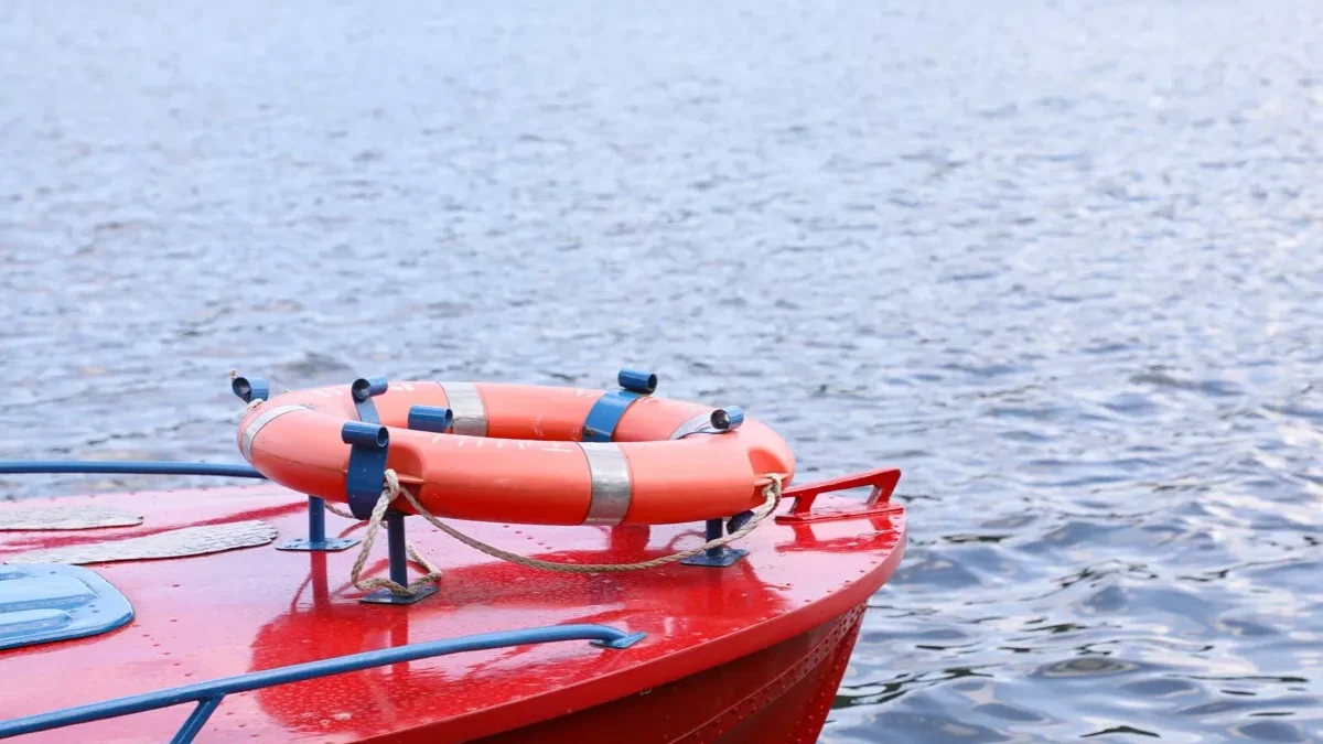 Tourist boat sinks in Canada