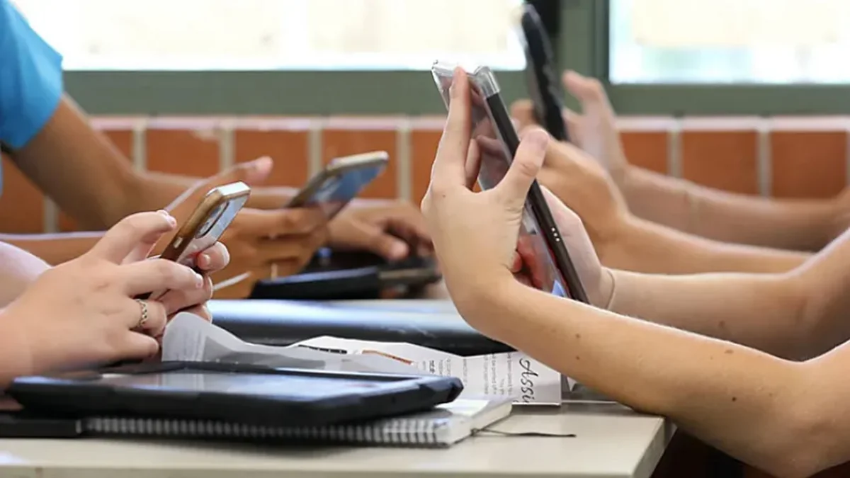 Use of mobile and electronic devices by students during classes has been prohibited – NEW RULES