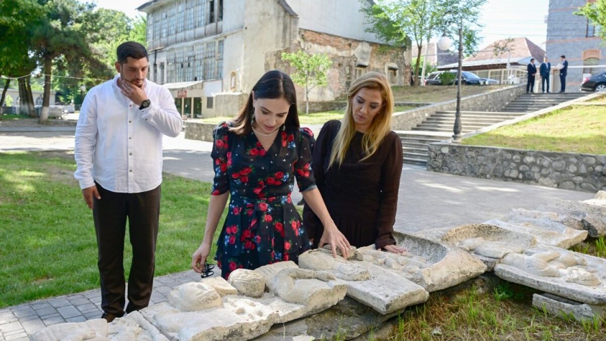 Leyla Aliyeva became acquainted with the work carried out in the park named after Mahammad Fuzuli in Sheki city