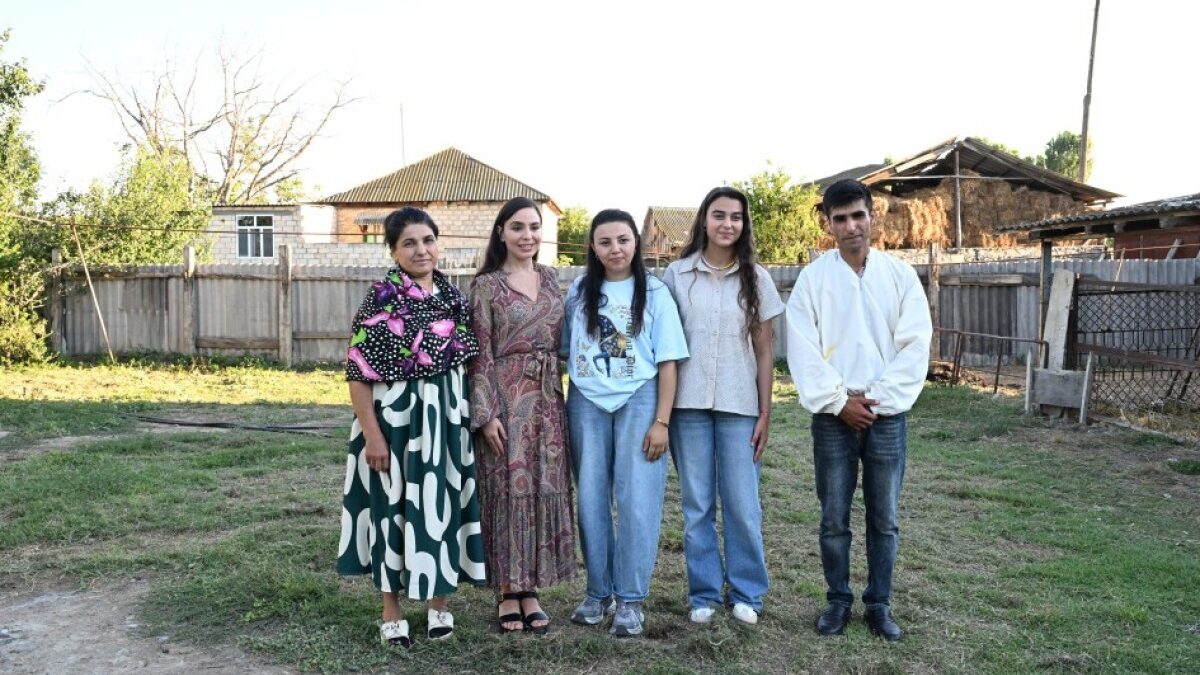 Leyla Aliyeva met with a participant of the “Young Beekeeper” project in Yevlakh