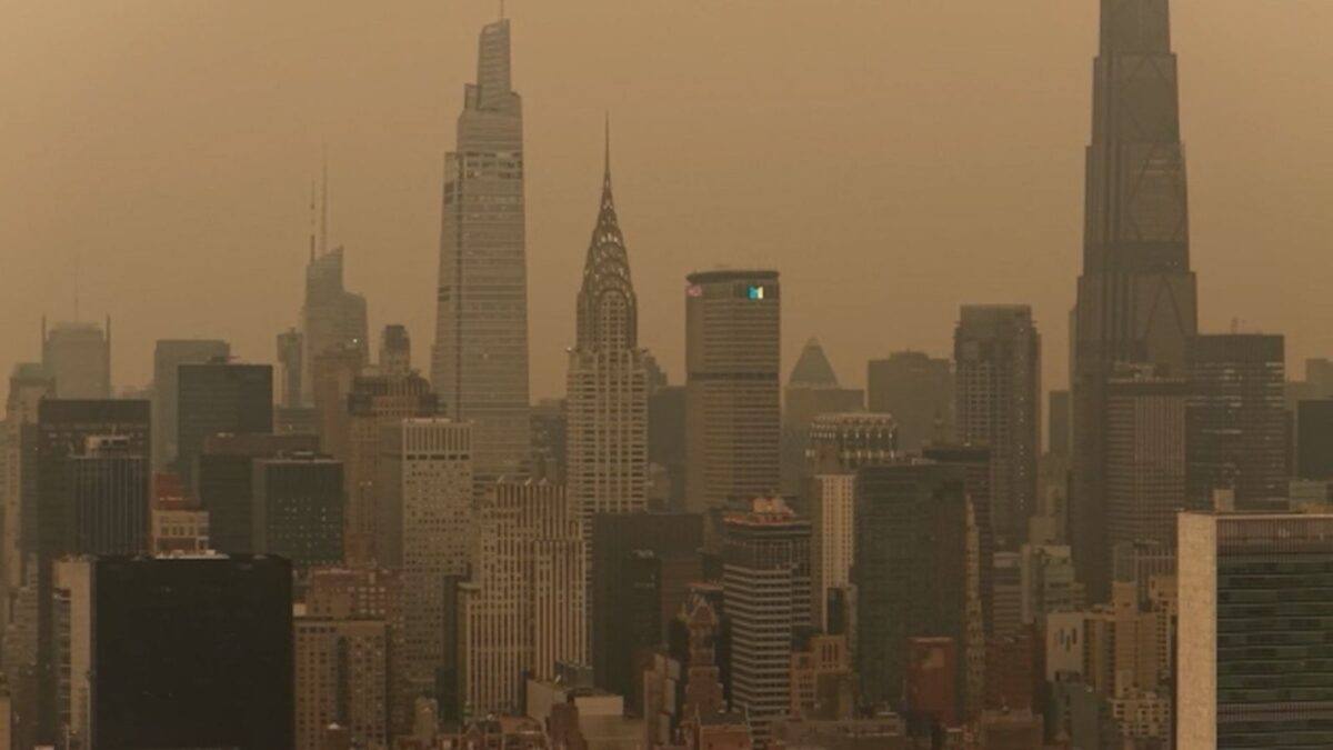 Smoke from Canadian wildfires blankets New York